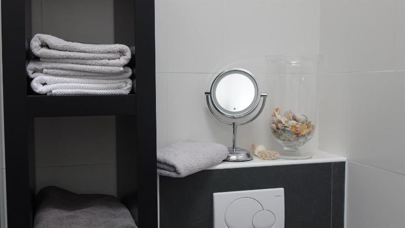 One-Bedroom Apartment image 2