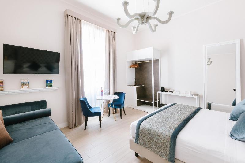 Deluxe Triple Room with Spa Bath image 3