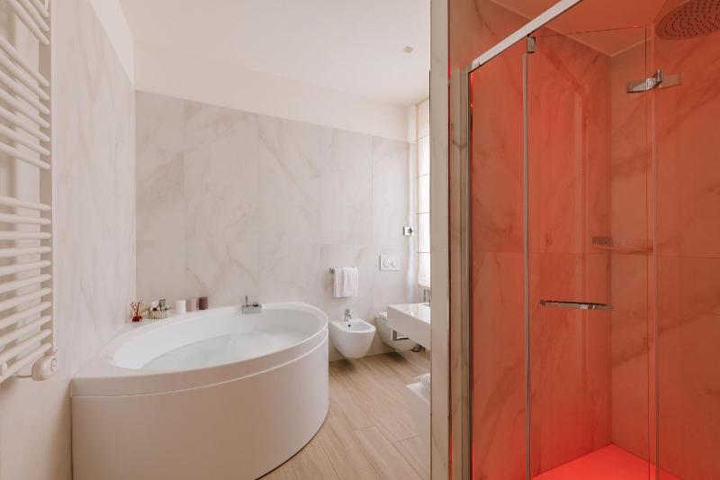 Deluxe Triple Room with Spa Bath image 4