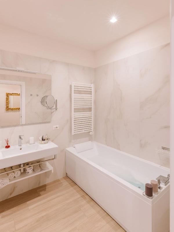 King Suite with Spa Bath image 4