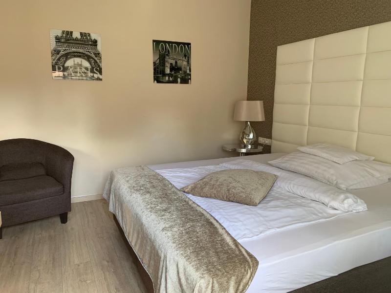 Superior King or Twin Room image 3