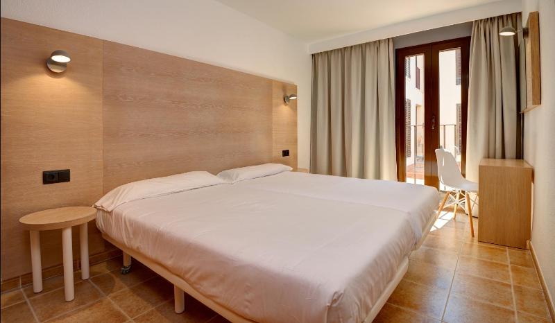 One-Bedroom Apartment image 3