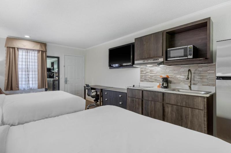 Queen Room with Two Queen Beds - Non-Smoking image 3