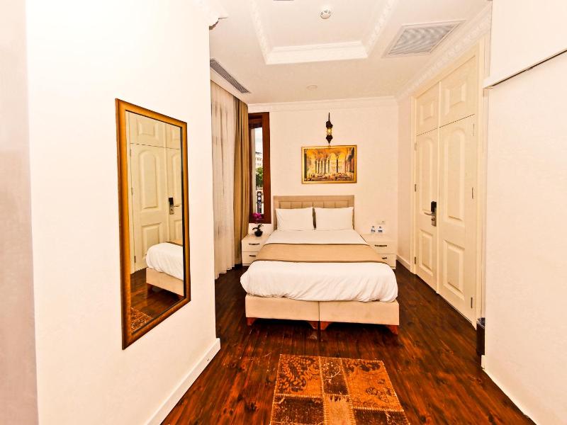 Superior Double Room with Balcony image 4
