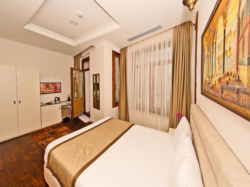 Superior Double Room with Balcony image 3