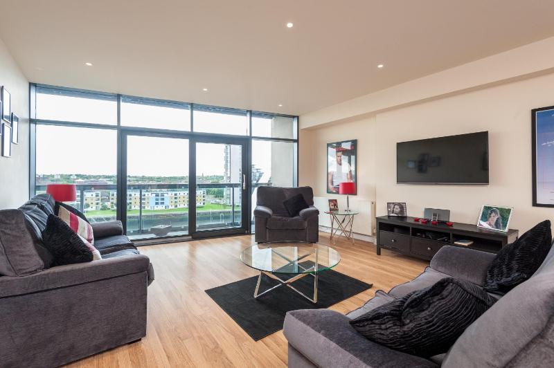 Two-Bedroom Apartment - 179 Finniestion Street, G3 8HE image 3