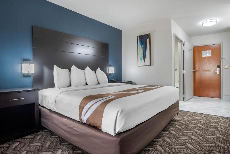 King Suite - Non-Smoking image 1