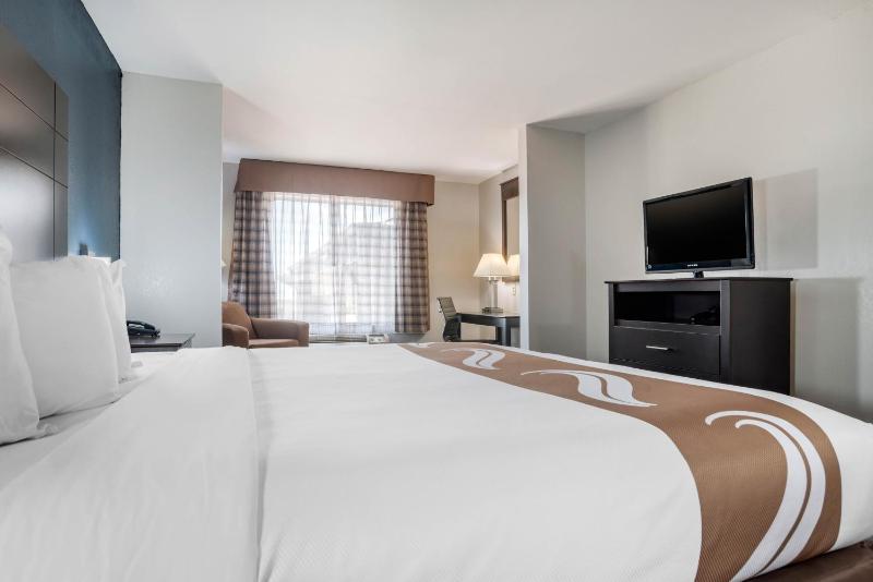 King Suite - Non-Smoking image 2