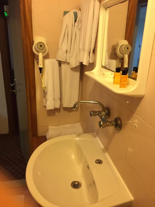 Single Room with Bathroom image 2