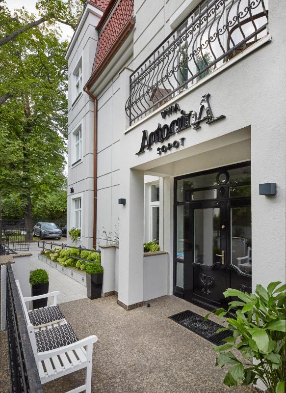 Double or Twin Room image 4