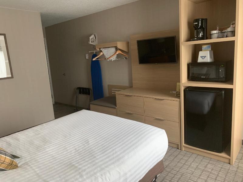 Queen Room - Mobility Access/Non-Smoking image 2