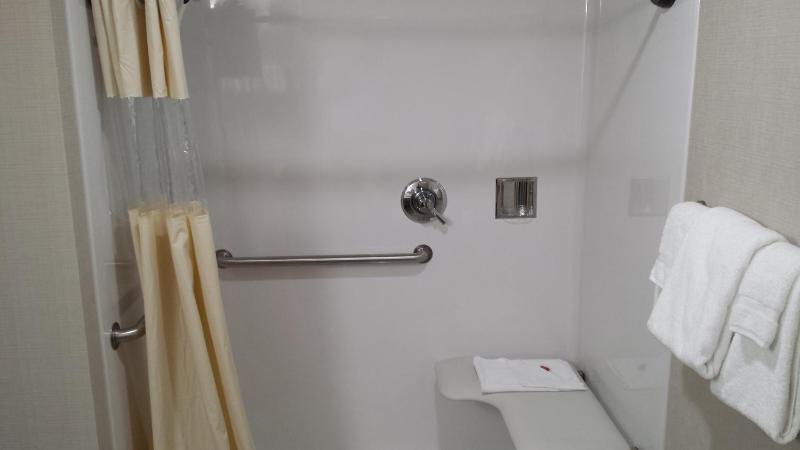 Queen Room - Mobility Access/Non-Smoking image 3