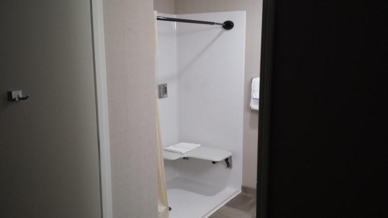 Queen Room - Mobility Access/Non-Smoking image 4