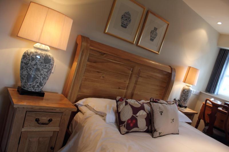 Deluxe Double Room with Bath image 1