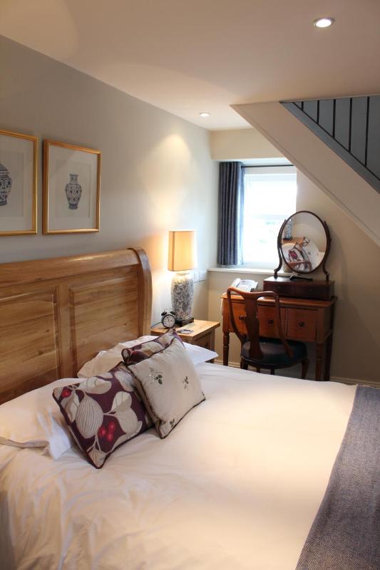 Deluxe Double Room with Bath image 4