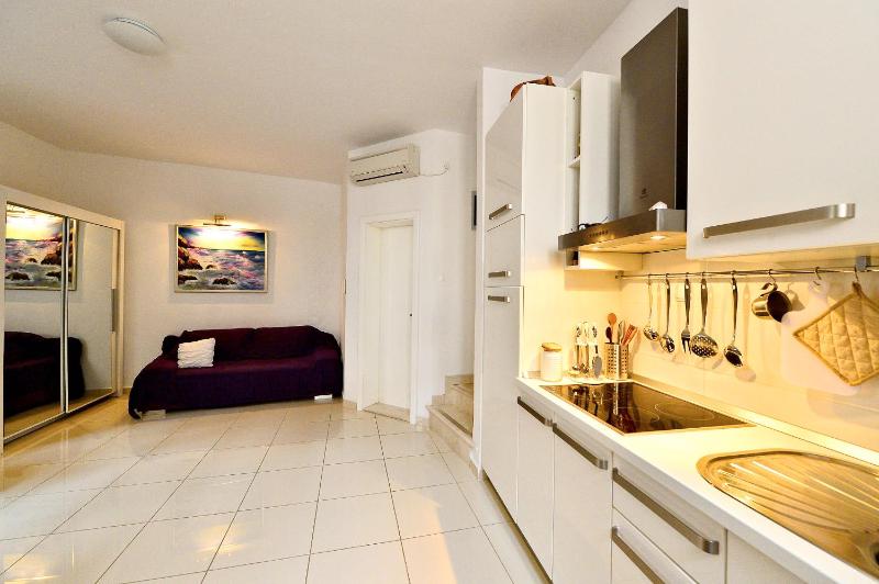 Sunny Bobica Apartments - image 3