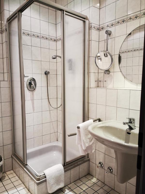 Single Room with Shower image 1
