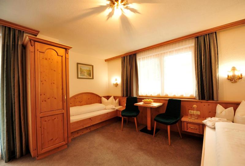 Standard Twin Room image 1