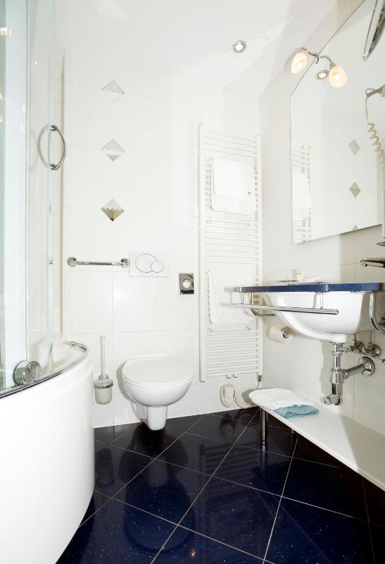 Medium Double Room with River View image 3