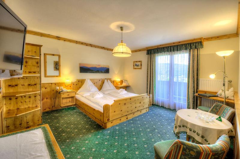 Double Room with Balcony image 3