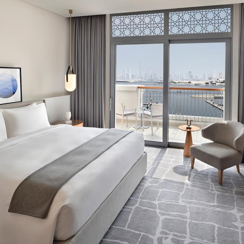 Marina View Deluxe Room with Private Balcony King - Free Shuttle to Dubai Mall & La Mer Beach image 1