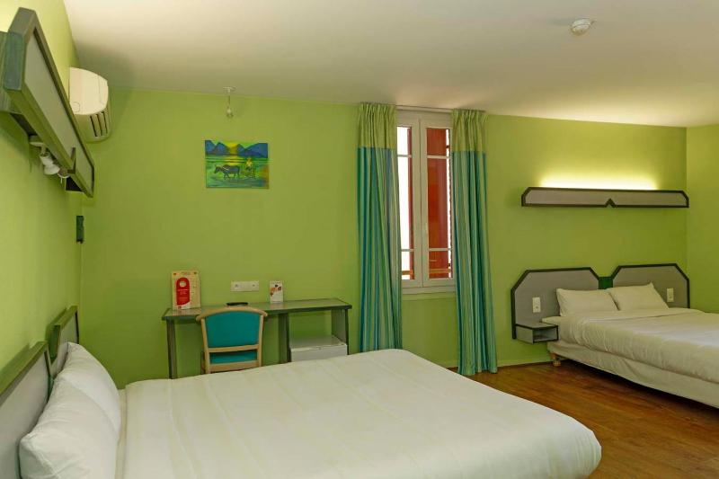 Quadruple Room image 2