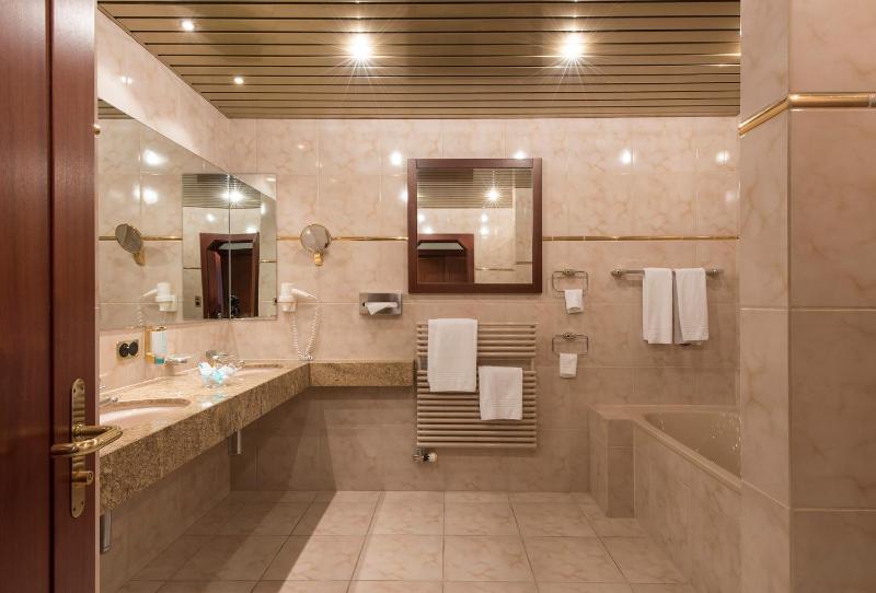 Double Room with Lake View image 4