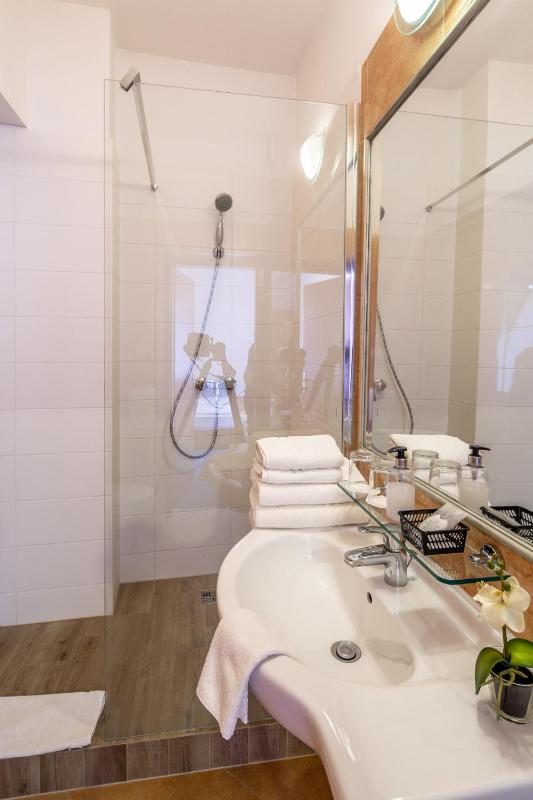 Standard Queen Room image 3