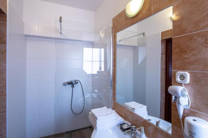 Standard Queen Room image 4