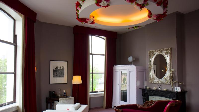 Suite with Hot Tub image 3