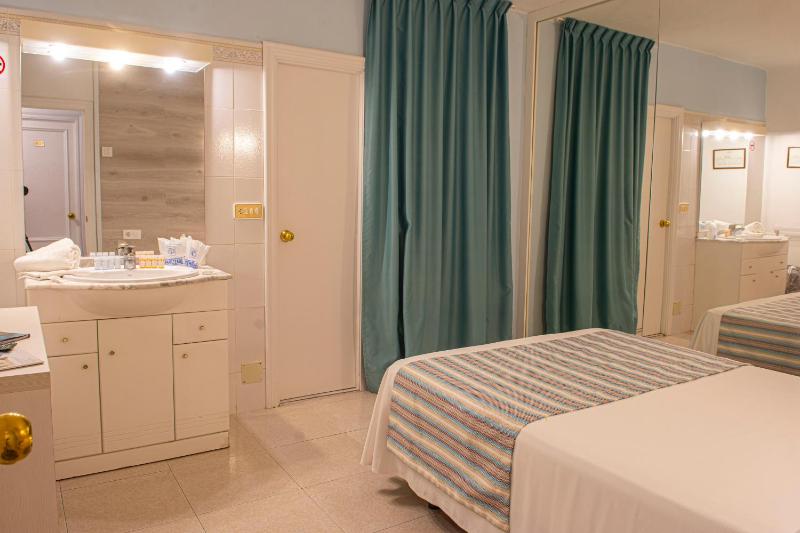 Double or Twin Room image 3