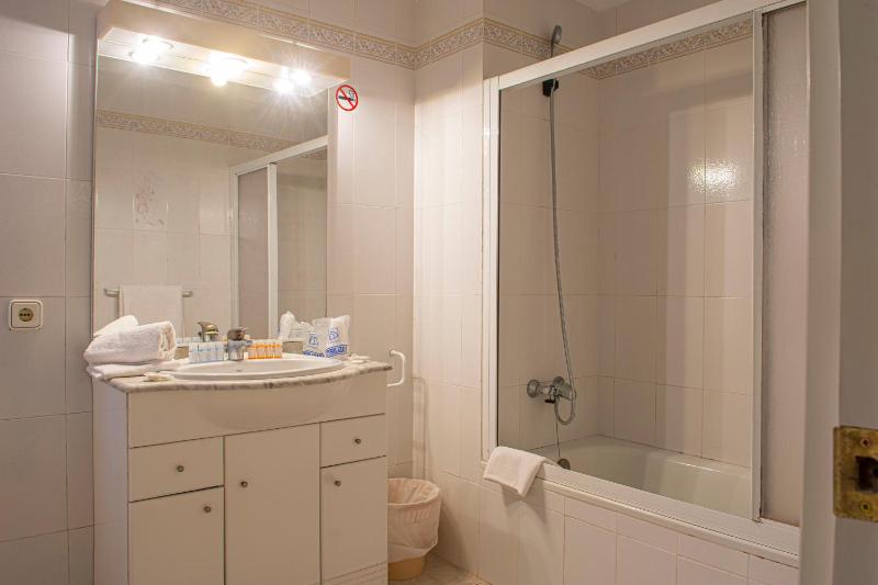 Double or Twin Room image 2