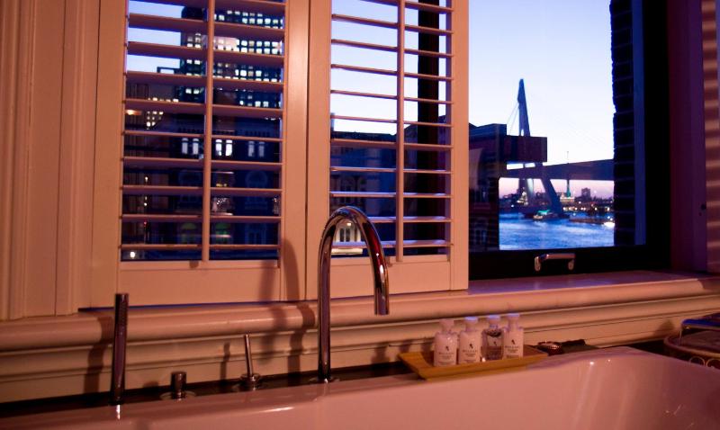 Suite with Hot Tub image 4