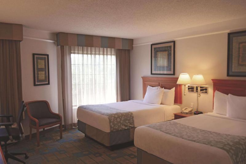 La Quinta Inn & Suites by Wyndham Austin Oltorf - image 5