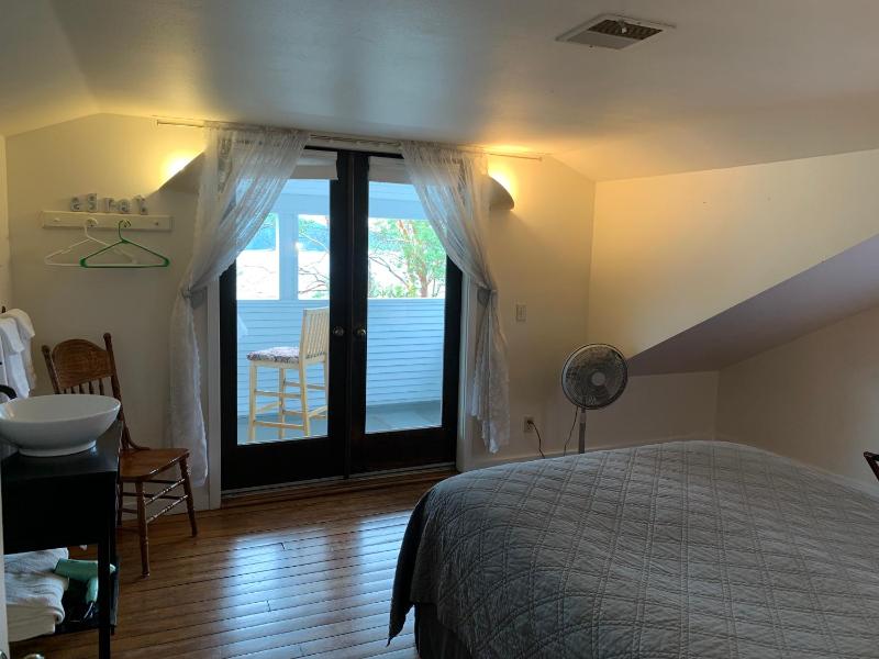 Superior Queen Room with Balcony image 2