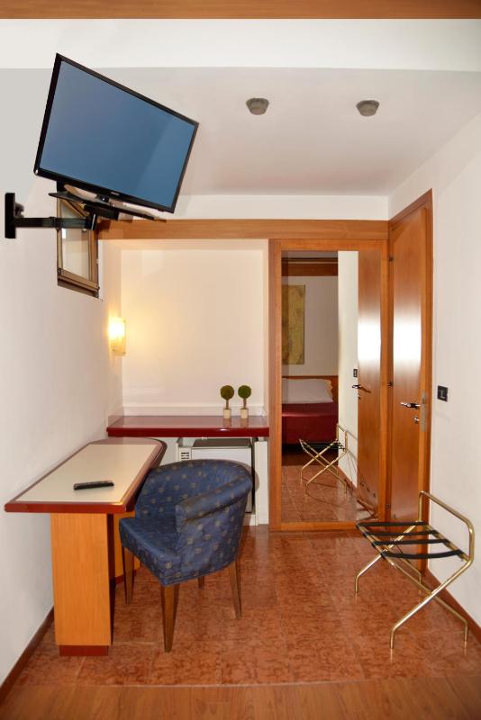 Double Room image 3