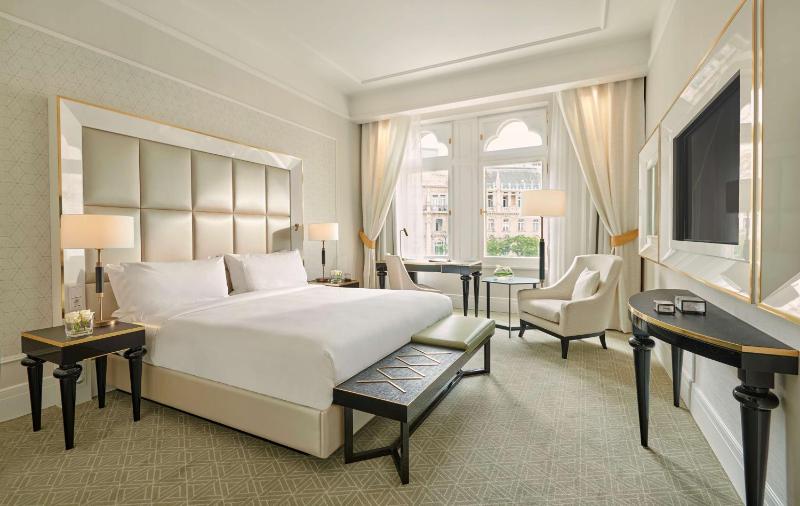 Deluxe King Room with City View image 4