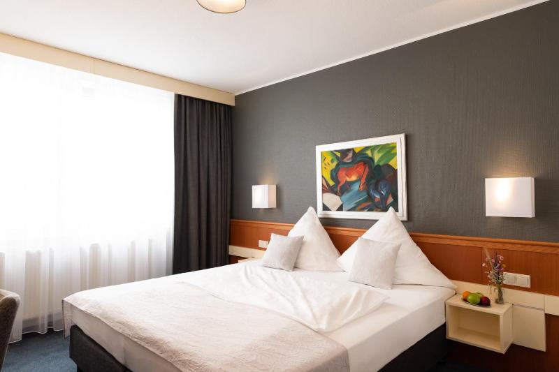Standard Double Room image 4