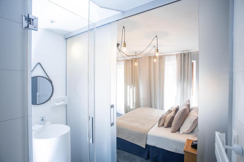 Deluxe Room image 2