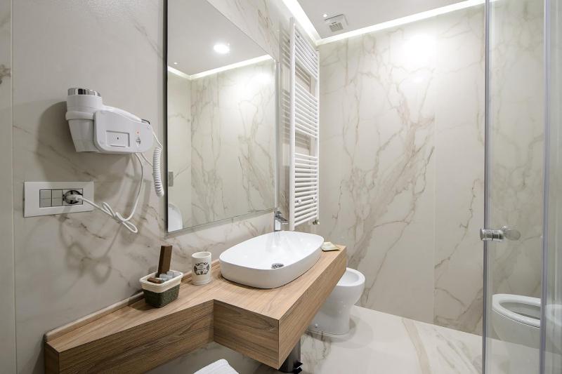 Deluxe Double Room with Balcony image 2