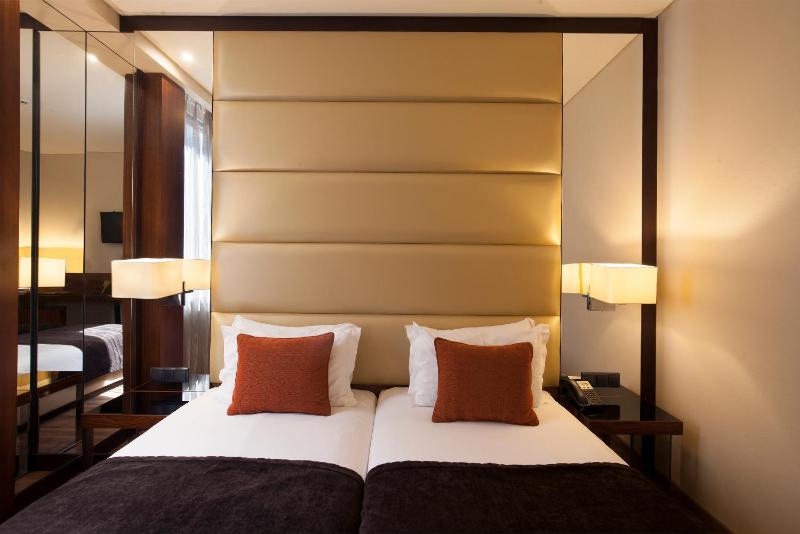 Superior Twin Room image 4