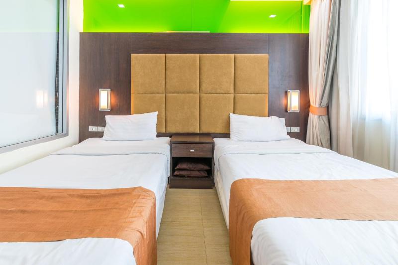 Deluxe Twin Room image 1