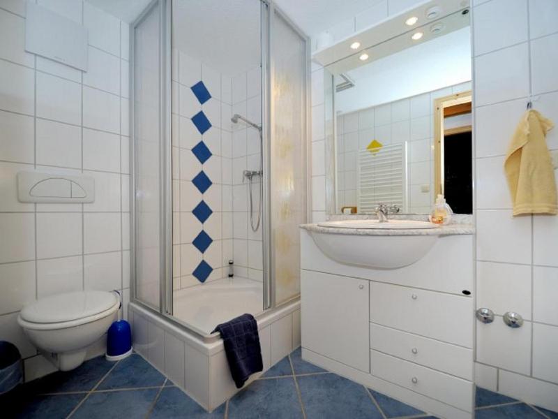 Apartment with Shower image 2