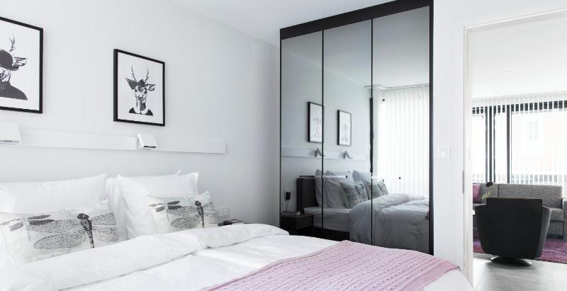 One-Bedroom Suite with Balcony image 4