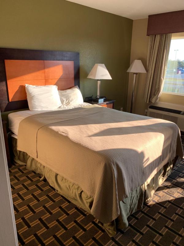 Queen Room image 3