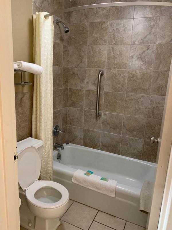 Queen Room image 2