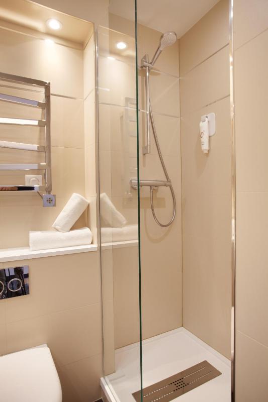Comfort Queen Room image 3