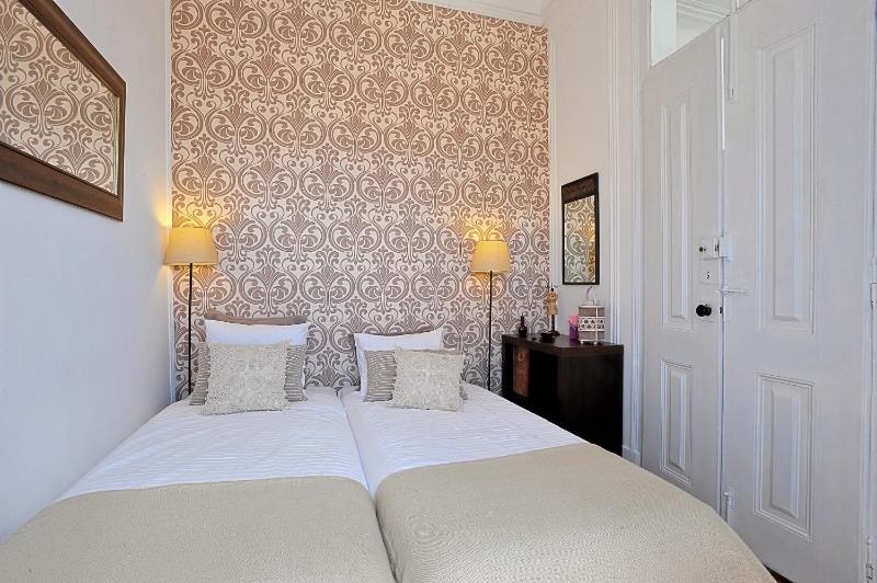 Four-Bedroom Apartment with Riverview image 4