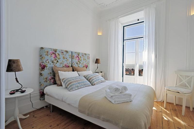 Three-Bedroom Apartment with Balcony and River View - 2nd Floor image 4