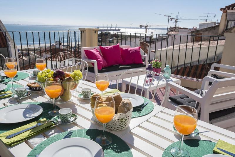 Three Bedroom apartment with terrace and river view image 2